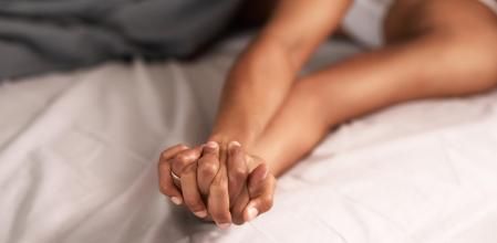 Una pareja teniendo sexo en la cama