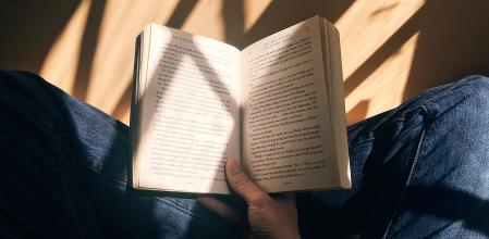 Persona leyendo un libro