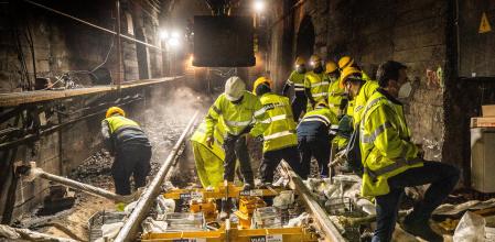 Los operarios en plena vorágine de trabajo nocturno entre las estaciones de Sarrià y Tres Torres