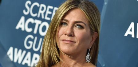 Jennifer Aniston con su melena lisa con la raya al lado