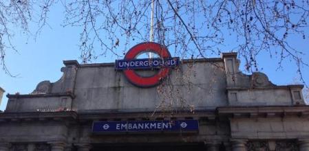 Una mujer acude diariamente al metro de Londres para escuchar la voz de su difunto marido