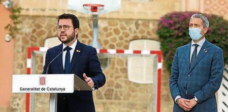 GRAFCAT2563. BARCELONA (ESPAÑA), 10/02/2022.-Foto distribuida por la Generalitat de la rueda de prensa que han ofrecido el presidente de la Generalitat, Pere Aragonès (i), junto al conseller de Educación, Josep González-Cambray (d) en la que se ha anunciado que el inicio del curso escolar 2022-23 se avanzará al día 5 de septiembre en el caso de infantil y primaria y al 7 de septiembre para los alumnos de ESO, bachillerato y ciclos formativos y acabará los días 22 y 20 de junio, respectivamente.EFE/GENERALITAT/ Ruben Moreno FOTO CEDIDA? CRÉDITO OBLIGATORIO? PERMITIDO SU USO SÓLO EN RELACIÓN A LA INFORMACIÓN QUE APARECE EN EL PIE DE FOTO