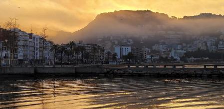 Reflejos de las nubes en el mar de Roses.
