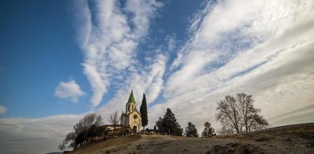 Nubes decorativas sobre el santuario de Puig-agut.