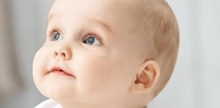 Un bebé de pocos meses de edad