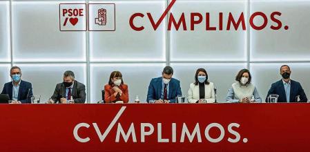 MADRID, 14/02/2022.- El secretario general del PSOE y presidente del Gobierno, Pedro Sánchez (c), acompañado por el secretario de Estrategia y Acción Electoral, Javier Izquierdo (i); el secretario de Organización, Santos Cerdán (2i); la presidenta del partido, Cristina Narbona (3i), la sesecretaria General, Adriana Lastra (3d); la secretaria de Igualdad, Andrea Fernández (2d), y el secretario de Política Municipal, Alfonso Rodríguez Gomez De Celis, durante la reunión de la Ejecutiva Federal del PSOE celebrada este lunes en la sede de Ferraz, en Madrid. EFE/Rodrigo Jiménez