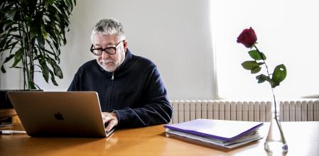 El alcalde de Cornellà de Llobregat, Antonio Balmón, frente a un ordenador en una imagen de archivo&nbsp;