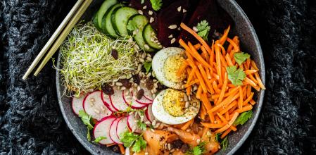 Poke variado con salmón, huevo y verduras