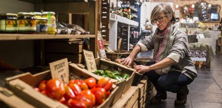 Una trabajadora en una tienda de alimentación