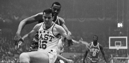 Jerry Lucas defiende el balón ante Wilt Chamberlain en el All Star de la NBA de 1964