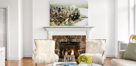 El ático dispone de chimenea de leña.