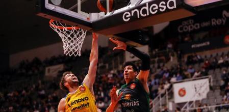 GRAF003. GRANADA (ESPAÑA), 17/02/2022.- El ala-pívot estadounidense del Joventut Derek Willis (d) dtrata de anotar ante Aaron Doornekamp (i), ala-pívot canadiense del Canarias, durante el partido de cuartos de final de la Copa del Rey de baloncesto entre el Club Joventut Badalona y el CB Canarias este jueves en el Palacio de Deportes de Granada. EFE/ Joza