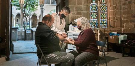 BARCELONA-ESTHER MARTIN , ENFERMERA Y MONTSE PEREZ DERMATÓLOGA EJERCEN DE VOLUNTARIAS EN LA CAPILLA DE SANTA ANNA PARA GENTE CON POCOS RECURSOS- FOTO ANA JIMENEZ