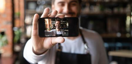 Hombre con smartphone compacto