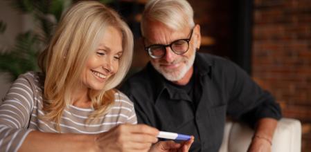 Pareja mayor con un test de embarazo