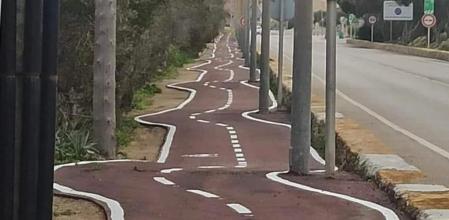 Tramo de carril bici que lleva a la Terminal del aeropuerto de Mahón