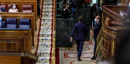 Pablo Casado abandona el hemiciclo del Congreso tras lanzar su pregunra en la sesión de control al Gobierno.