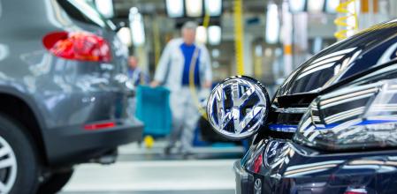 Coches de Volkswagen en una fábrica de la compañía