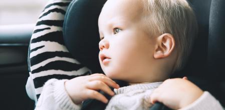 Un niño sentado en la parte de atrás del coche