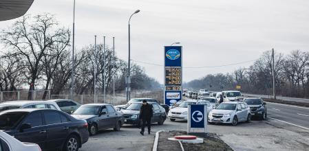 Decenas de vehículos hacen cola en una gasolinera de Kramatorsk, en Donetsk, para cargar el depósito de combustible&nbsp;