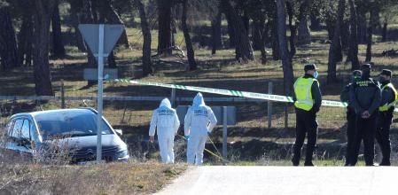 Agentes de la Guardia Civil controlan el acceso donde fue encontrado el cuerpo de Esther López
