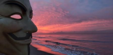 Amanecer enmascarado de Carnaval con candilazo en la playa de Gavà.