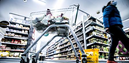 Un carro con varios productos en un supermercado