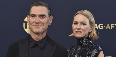 Billy Crudup y Naomi Watts posan juntos en la alfombra roja de la 28a gala de los premios del Sindicato de Actores, que se celebró la noche del domingo en Santa Monica, California