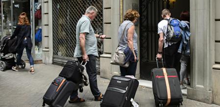 Turistas accediendo a un apartamento turístico en la avenida Gaudí de Barcelona