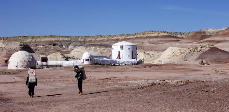 Dos miembros de la Latam-III buscan flores en el desierto de Utah