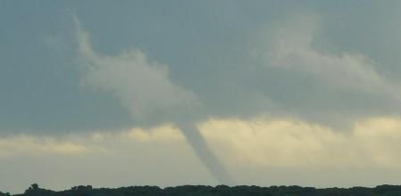 Manga de agua en la playa de Gavà.