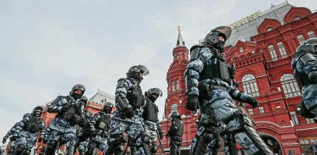 Moscow (Russian Federation), 06/03/2022.- Russian policemen deploy prior to an unauthorized rally against the Russian special operation in Ukraine, in downtown Moscow, Russia, 06 March 2022. According to independent Russian human rights group OVD-Info, hundreds of people were arrested in protests throughout major Russian cities on 06 March. (Protestas, Rusia, Ucrania, Moscú) EFE/EPA/YURI KOCHETKOV