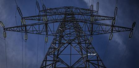 El precio de la luz se situará hoy en los 472 euros