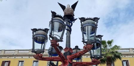 Farola de Gaudí en la Plaza Real de Barcelona.
