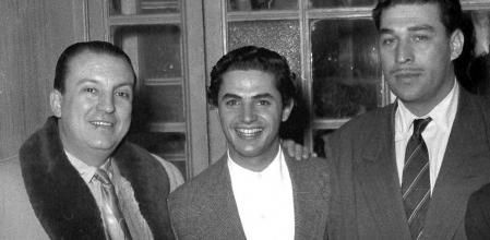 El cantante de copla española Antonio Molina (centro) en diciembre de 1952.
