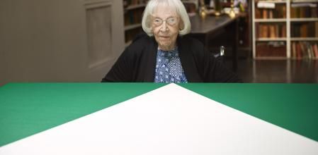 La pintora cubano-americana Carmen Herrera, que murió a los 106 años en febrero, posa en su estudio en 2015 con una de sus obras
