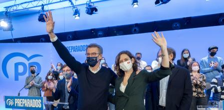 El presidente de la Xunta de Galicia, acompañado de la presidenta de la Comunidad de Madrid, Isabel Díaz Ayuso, en el mitin de campaña al congreso del PP