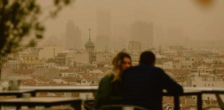 Calima desde la terraza del Círculo de Bellas Artes, a 15 de marzo de 2022, en Madrid (España). Madrid se ha despertado la mañana de hoy con un fenómeno meteorológico inusual generado por una elevada cantidad de polvo en suspensión proveniente del Sáhara. Este insólito hecho ha provocado una disminución en la calidad del aire así como arena en las calles, un cielo de tonos rojizos y subida de temperaturas. La situación estará extendida por toda la península durante el día de hoy. 15 MARZO 2022;LEON;CONGRESO;CALIMA;POLVO;SAHARA Carlos Luján / Europa Press 15/03/2022