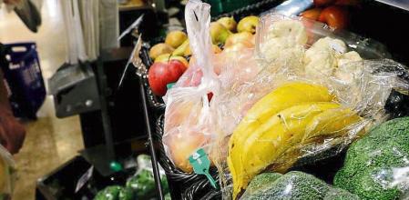 FOTO ALEX GARCIA EXCESO DE PLASTICOS EN EL CONSUMO DE PRODUCTOS FRESCOS. SUPERMERCADO 2019/06/03
