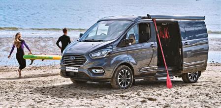 Es posible adaptar el espacio interior a un uso como automóvil cotidiano y, cuando sea necesario, también para realizar escapadas con equipamiento de acampada.