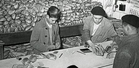 Venta de pan con cartillas de racionamiento en los años 40&nbsp;