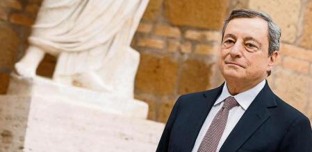 Italian Prime Minister Mario Draghi waits for the arrival of Spanish Prime Minister, Pedro Sanchez, and Portuguese Prime Minister, Antonio Costa, as they meet amid Russia's invasion of Ukraine, at Villa Madama in Rome, Italy, March 18, 2022. REUTERS/Guglielmo Mangiapane