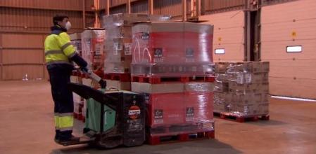 Un operario en una planta de Pastas Gallo