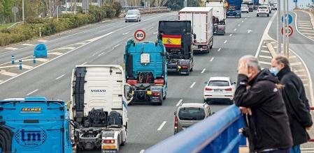 GRAF4958. LOGROÑO, 23/03/2022.- Un total de 45 camiones, según la Policía Local, han participado este miércoles en la marcha de dos horas de duración por la circunvalación de Logroño hasta los polígonos de la ciudad -Cantabria y La Portalada-, que ha transcurrido sin incidentes. Los transportistas protestan contra la escalada de los precios del combustible en este último mes. EFE/Raquel Manzanares