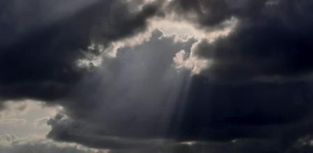 Rayos crepusculares en Gavà creando la forma de la lengua de los Stones.