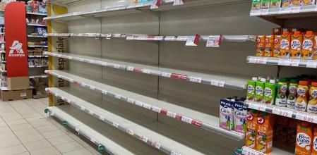 ZARAGOZA, 22/03/2022.- Desabastecimiento de leche en algunos supermercados de Zaragoza, este martes. El anuncio del Gobierno del lunes de conceder un paquete de ayudas al sector del transporte de mercancías por carretera para amortiguar el encarecimiento de los carburantes no ha puesto fin al paro indefinido de transportistas autónomos y pymes que cumple este martes su novena jornada.