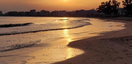 Atardecer de calima en la playa del Rastrell.