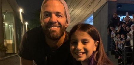 Taylor Hawkins con la joven Emma, fan de la banda que le visitó en Asunción, Paraguay.