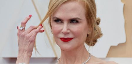 La actriz Nicole Kidman en la alfombra de los premios Oscar con sus labios maquillados en un vibrante rojo