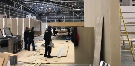 Operarios trabajan este fin de semana en el montaje de FIMMA y Maderalia, en Feria Valencia